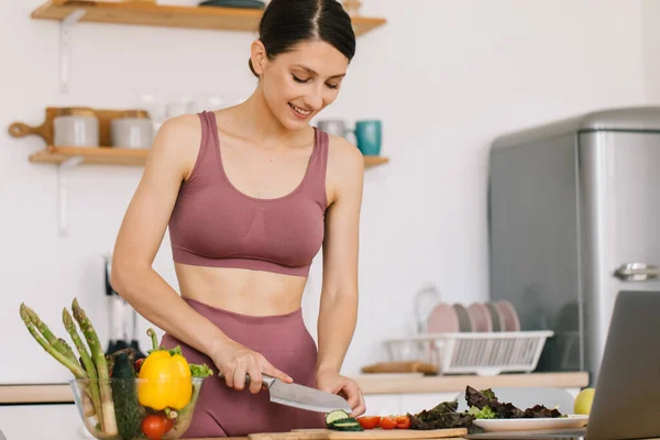 Glad Atletisk Kvinna Bloggare Nutritionist Förbereda Sallad Med Färska Grönsaker — Stockfoto
