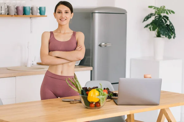 stock image Portrait of happy sporty woman blogger at table with fresh vegetables, healthy eating concept