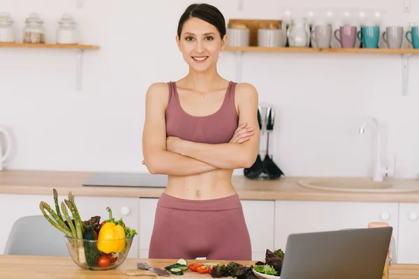 Portrait Happy Sporty Woman Blogger Table Fresh Vegetables Healthy Eating — Stock Photo, Image