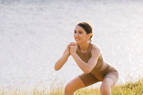 Mujer Feliz Practicando Yoga Aire Libre Junto Río — Foto de Stock