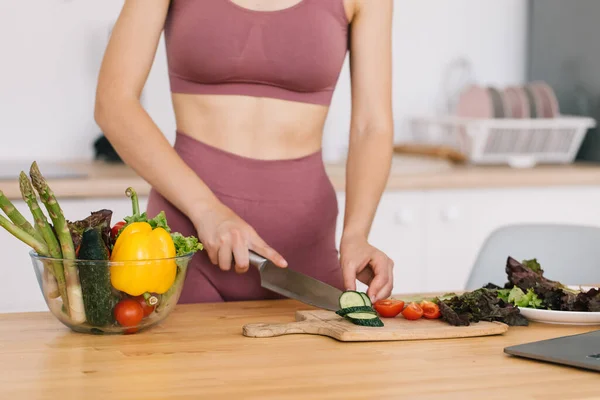 Sportovní Žena Připravuje Čerstvý Zeleninový Salát Kuchyni Zdravý Stravovací Koncept — Stock fotografie