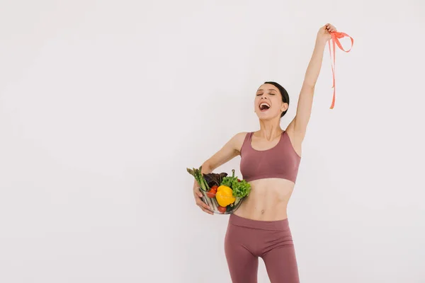 Счастливая Молодая Женщина Держит Тарелку Различными Овощами Линейку Белом Фоне — стоковое фото