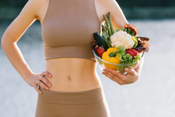 Kvinnliga Vegan Innehav Platta Färska Grönsaker Nära Magen Utomhus — Stockfoto