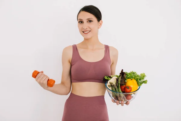 Schöne Glückliche Junge Frau Mit Tablett Mit Verschiedenen Gesunden Gemüse — Stockfoto
