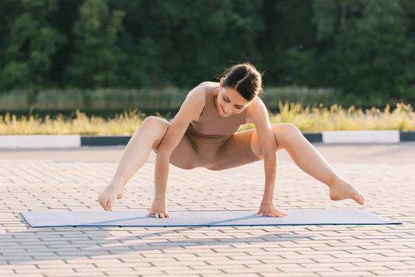 Mujer Atlética Pie Sobre Sus Manos Una Esterilla Yoga Calle — Foto de Stock