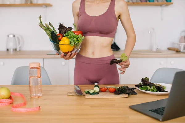 Athletic Woman Blogger Nutritionist Prepare Salad Fresh Vegetables Conducts Video — Stockfoto