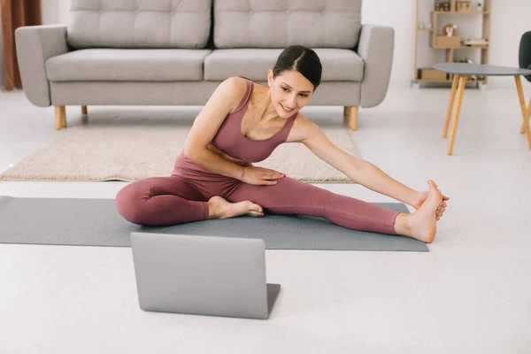 Mujer Joven Deportiva Practicando Yoga Delante Computadora Portátil Viendo Tutoriales — Foto de Stock