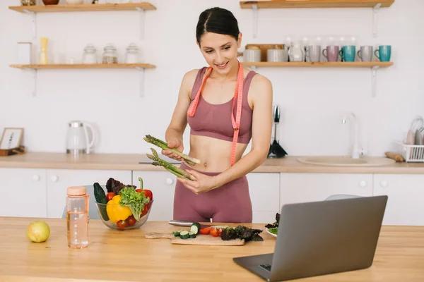 Happy Sports Woman Blogger Shows Asparagus Leads Video Conference Healthy — Stock Photo, Image