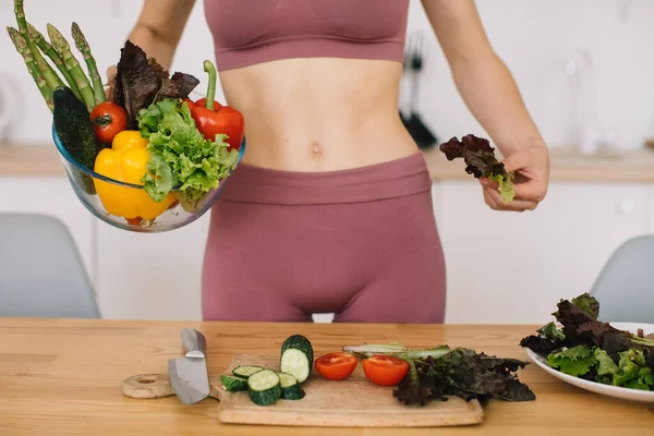 Mujer Deportiva Preparando Ensalada Verduras Frescas Cocina Concepto Alimentación Saludable — Foto de Stock