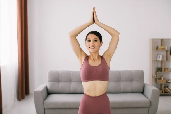 Mujer Joven Atractiva Saludable Haciendo Ejercicios Yoga Mientras Descansa Casa — Foto de Stock