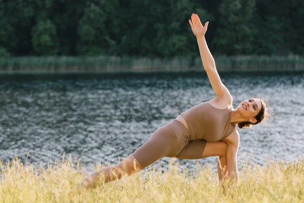 Szczęśliwa Kobieta Ćwicząca Jogę Świeżym Powietrzu Nad Rzeką — Zdjęcie stockowe