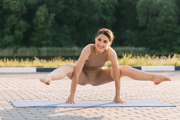 Mujer Atlética Pie Sobre Sus Manos Una Esterilla Yoga Calle — Foto de Stock