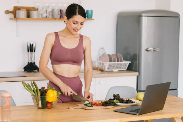 Glad Atletisk Kvinna Bloggare Nutritionist Förbereda Sallad Med Färska Grönsaker — Stockfoto