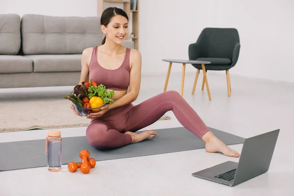 Athletic Young Woman Blogger Nutritionist Holds Vegetables Leads Video Call — Stock Photo, Image