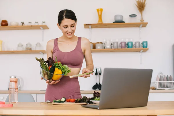 Glückliche Athletische Bloggerin Ernährungswissenschaftlerin Bereitet Einen Salat Mit Frischem Gemüse — Stockfoto