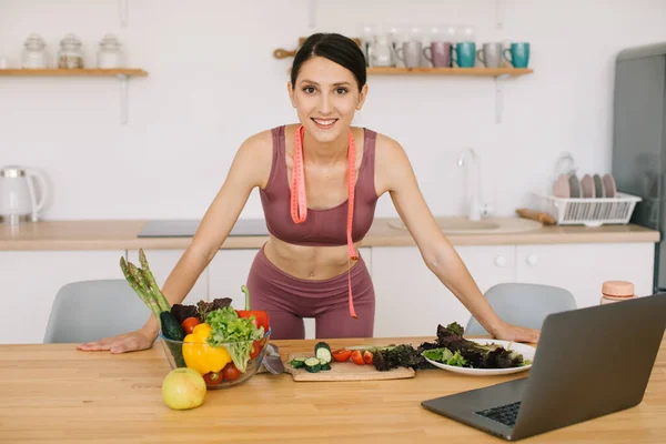 Retrato Mulher Esportiva Blogger Levando Videoconferência Sobre Alimentação Saudável Laptop — Fotografia de Stock