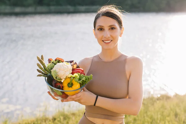 Porträtt Glad Vegansk Kvinna Som Håller Tallrik Färska Grönsaker Utomhus — Stockfoto
