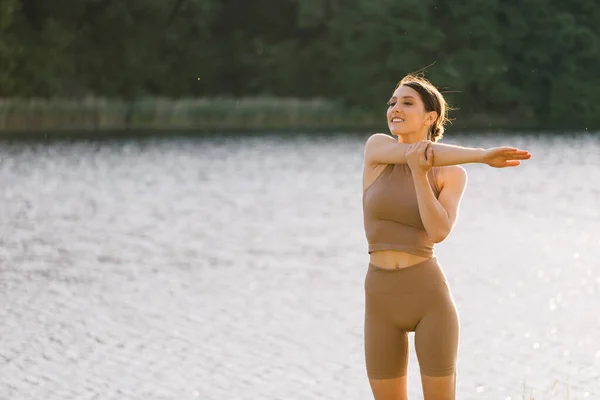 Lycklig Kvinna Utövar Yoga Friluftsliv Vid Floden — Stockfoto