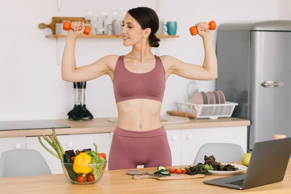 Porträtt Glad Sportig Kvinna Bloggare Visar Biceps Med Hantlar Och — Stockfoto