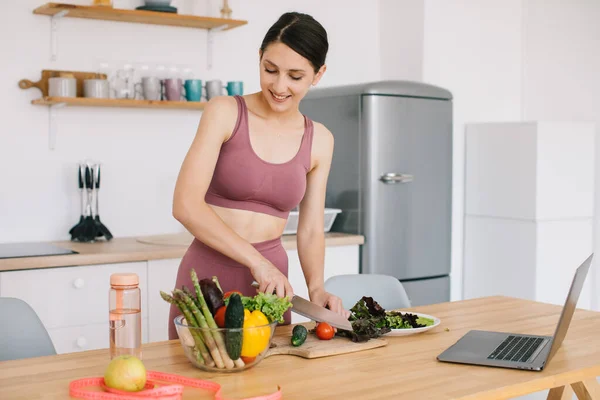 Mulher Atlética Feliz Blogueira Nutricionista Preparar Uma Salada Com Legumes — Fotografia de Stock