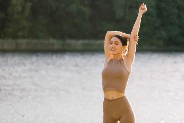 Wanita Bahagia Berlatih Yoga Luar Rumah Tepi Sungai — Stok Foto