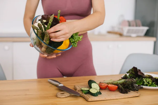 Mujer Deportiva Preparando Ensalada Verduras Frescas Cocina Concepto Alimentación Saludable — Foto de Stock