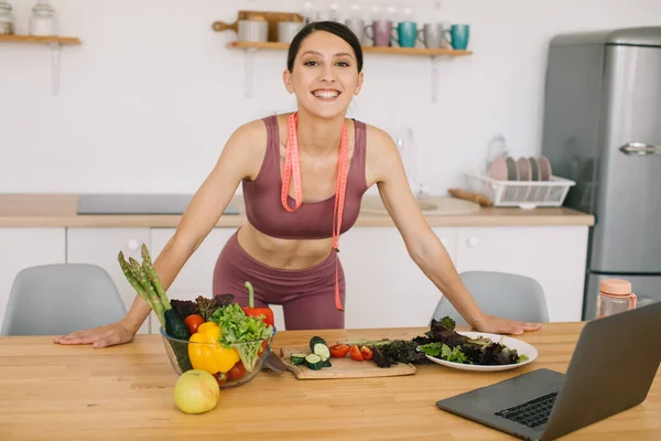 Porträtt Sportig Kvinna Bloggare Ledande Videokonferens Hälsosam Mat Laptop Köket — Stockfoto