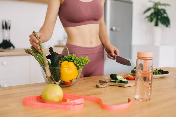 Sportig Kvinna Förbereder Färsk Grönsakssallad Köket Hälsosam Kost Koncept — Stockfoto