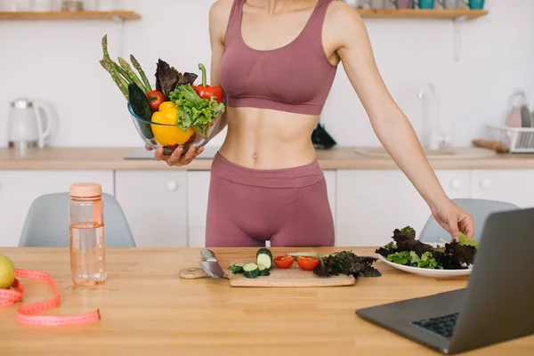 Αθλητική Γυναίκα Blogger Διατροφολόγος Προετοιμάσει Μια Σαλάτα Φρέσκα Λαχανικά Και — Φωτογραφία Αρχείου