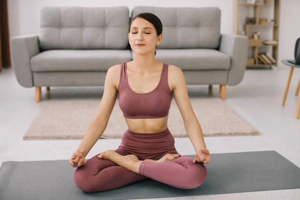 Mujer Joven Atractiva Saludable Haciendo Ejercicios Yoga Mientras Descansa Casa — Foto de Stock