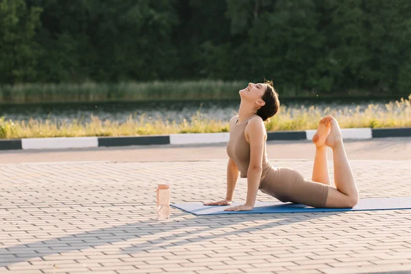 Mujer Feliz Practicando Yoga Aire Libre — Foto de Stock