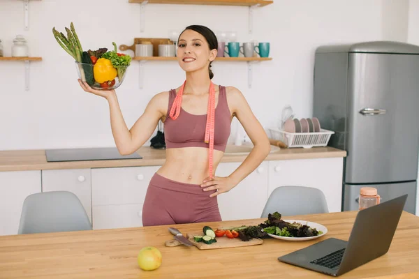 Πορτρέτο Του Ευτυχισμένη Σπορ Γυναίκα Blogger Κρατώντας Πιάτο Φρέσκα Λαχανικά — Φωτογραφία Αρχείου