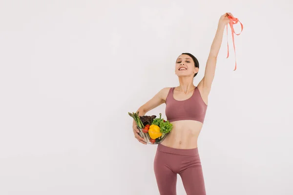 Mujer Joven Feliz Sosteniendo Plato Con Diferentes Verduras Una Regla — Foto de Stock