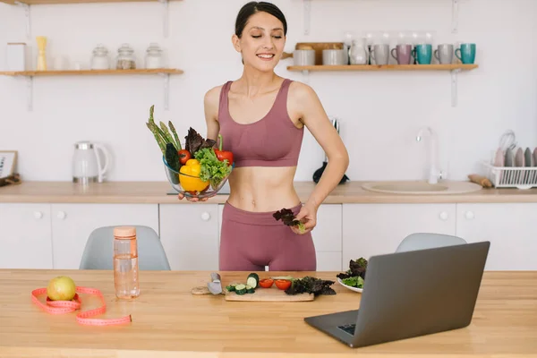 Athletic Woman Blogger Nutritionist Prepare Salad Fresh Vegetables Conducts Video — Stockfoto