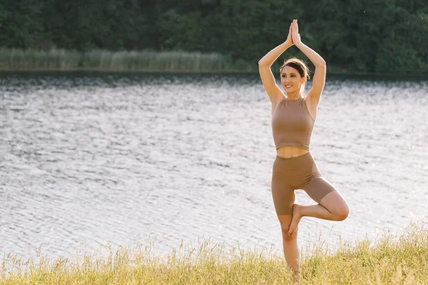 Mujer Feliz Practicando Yoga Aire Libre Junto Río — Foto de Stock