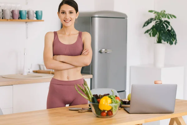 Portrait Happy Sporty Woman Blogger Table Fresh Vegetables Healthy Eating — Stock Photo, Image