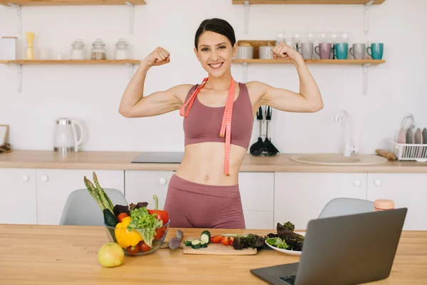 Portrét Šťastné Sportovní Žena Blogger Ukazující Biceps Vedoucí Videokonference Zdravém — Stock fotografie