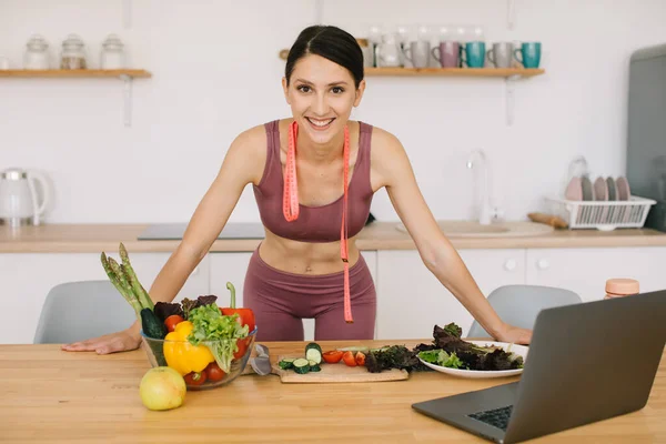 Retrato Mulher Esportiva Blogger Levando Videoconferência Sobre Alimentação Saudável Laptop — Fotografia de Stock