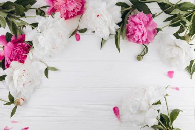 Beyaz ahşap arka planda pembe ve beyaz şakayıklar, kopyalama alanı, düzlük, tebrik kartı.