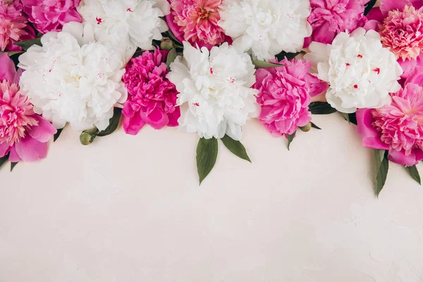 Σύνθεση Λουλουδιών Περίγραμμα Από Ροζ Και Λευκά Παιώνια Λουλούδια Παστέλ — Φωτογραφία Αρχείου