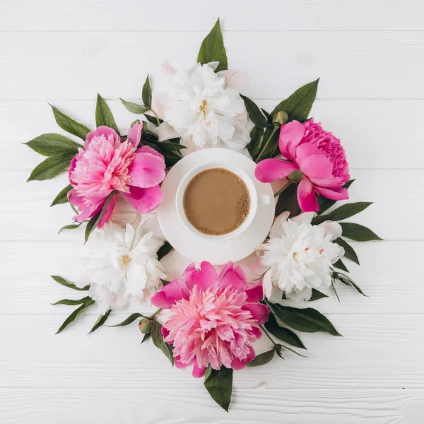 Arreglo Floral Peonías Rosadas Blancas Alrededor Una Taza Café Puesta —  Fotos de Stock
