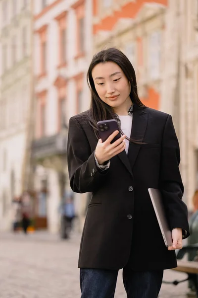 Afbeelding Van Jonge Brunette Aziatische Vrouw Dragen Oordopjes Holding Laptop — Stockfoto