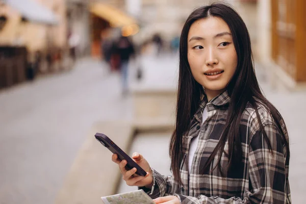 Portrét Krásné Brunetky Korejky Držící Mapu Srovnávající Navigací Smartphonech Ulicích — Stock fotografie