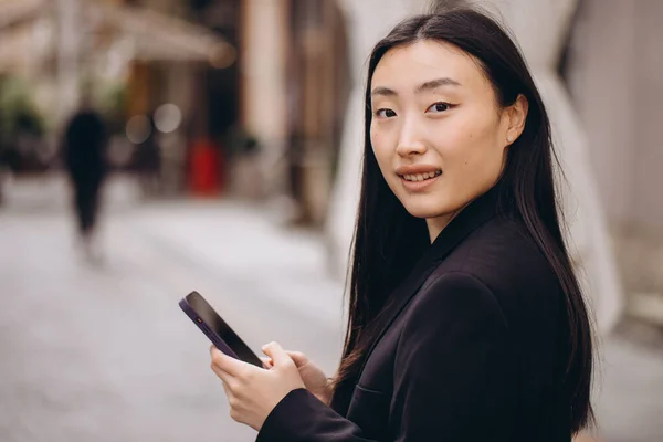 Portrét Krásné Korejky Asijské Ženy Ležérní Oblečení Mluví Telefonu Moderní — Stock fotografie