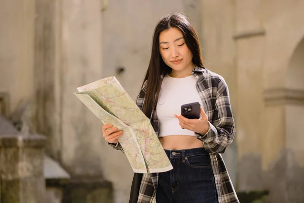 Porträtt Vacker Brunett Koreansk Kvinna Som Håller Karta Och Jämföra — Stockfoto
