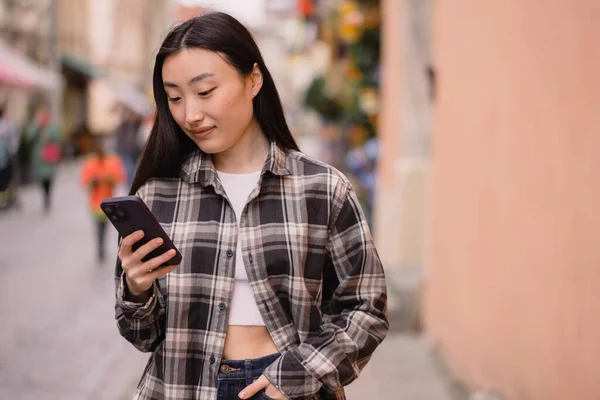 一个美丽的韩国女人在老城区街道上的画像 身穿休闲装的亚洲妇女在电话 现代技术和生活方式上交谈 — 图库照片