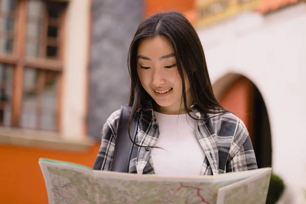Πορτρέτο Μιας Όμορφης Ευτυχισμένης Μελαχρινής Κορεάτισσας Που Κρατάει Ένα Χάρτη — Φωτογραφία Αρχείου