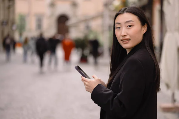 Porträtt Vacker Koreansk Kvinna Asiatisk Kvinna Avslappnade Kläder Pratar Telefon — Stockfoto