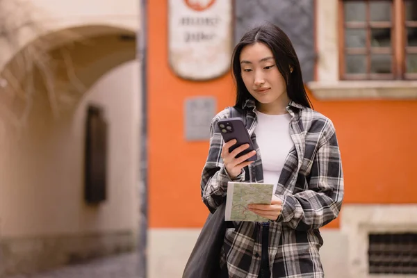 Portrét Krásné Brunetky Korejky Držící Mapu Srovnávající Navigací Smartphonech Ulicích — Stock fotografie