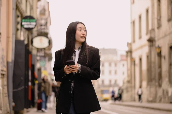 Νεαρή Πολυάσχολη Επιτυχημένη Όμορφη Ασιάτισσα Επιχειρηματίας Κορεάτισσα Επαγγελματίας Επιχειρηματίας Κρατώντας — Φωτογραφία Αρχείου